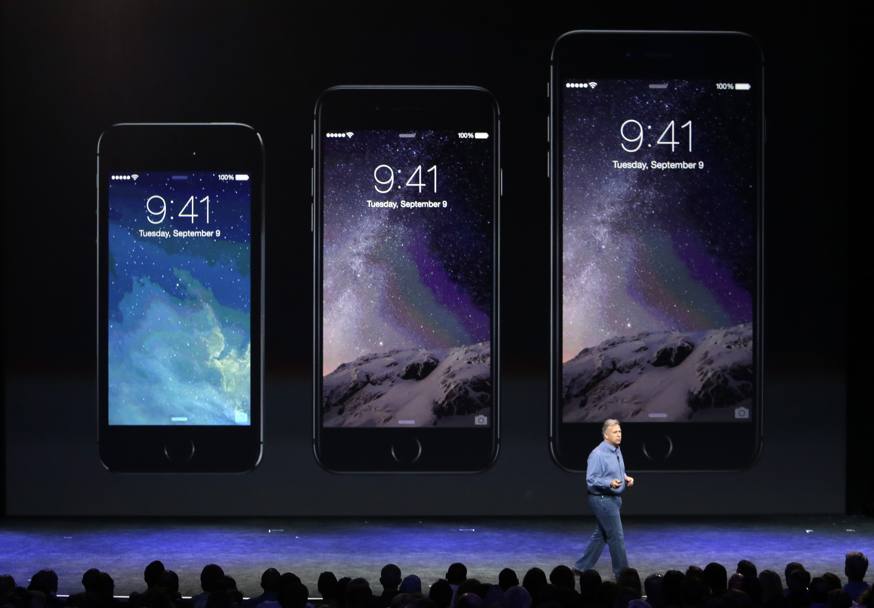 Cupertino, California. Paul Schiller, senior vice president Apple, presenta i nuovi iPhone 6 e iPhone 6 plus (Ap)
